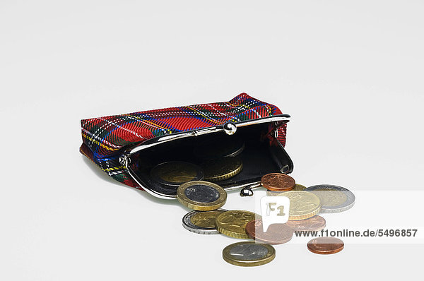 Schotten-Geldbörse mit Euro-Münzgeld  Symbolbild Sparen  Geiz