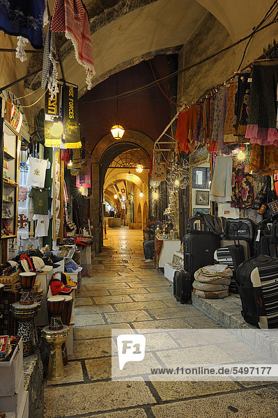 Basargasse zwischen dem Arabischen Viertel  vorne  und dem Jüdischen Viertel  hinten  Altstadt  Jerusalem  Israel  Vorderasien
