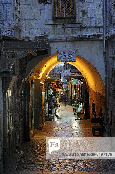 Abendstimmung in einer Basargasse auf der Via Dolorosa im Arabischen Viertel  Altstadt  Jerusalem  Israel  Vorderasien
