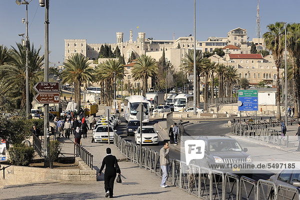 Straßenszene vor der Altstadt und Notre Dame von Jerusalem Zentrum hinten  Jerusalem  Israel  Vorderasien