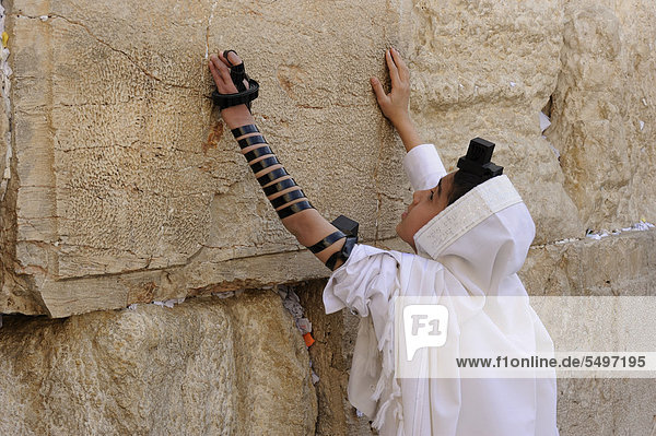 Beim Bar Mitzwa Fest Betet Ein 13jahriger Jugendlicher An Der Klagemauer Mit Gebetsriemen Um Den Arm Und Auf Der Stirn Um Die Religose Mundigkeit Zu Erhalten Arabisches Viertel Altstadt Jerusalem Israel Vorderasien