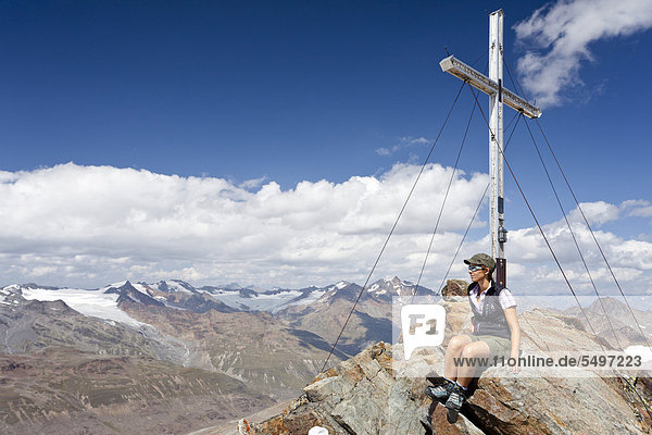 Wanderer am Gipfelkreuz auf der Fineilspitze oder Finailspitze im Schnalstal  Südtirol  Italien  Europa