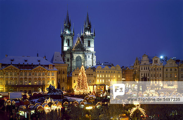 Teynkirche  Christkindlmarkt auf dem Altstädter Ring  bei Nacht  Prag  Tschechische Republik  Europa