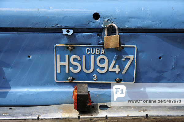 Blauer 50er Oldtimer  Rückseite  Hinterwagen mit Nummernschild und Vorhängeschloss  Havanna  Habana  Kuba  Große Antillen  Karibik  Mittelamerika  Amerika