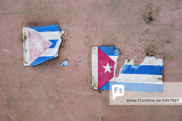 Rosa Wand mit aufgeklebter Nationalflagge aus Papier  Havanna  Habana  Kuba  Große Antillen  Karibik  Mittelamerika  Amerika