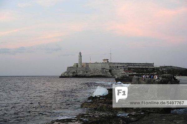 Havanna Hauptstadt Hafen Amerika Eingang Leuchtturm Karibik Mittelamerika Festung Rückansicht Golf von Mexiko Prachtstraße Kuba Große Antillen Innenstadt