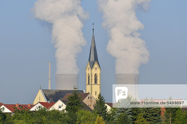 Europa Kirche frontal Atomkraftwerk Bayern Deutschland Grafenrheinfeld Unterfranken