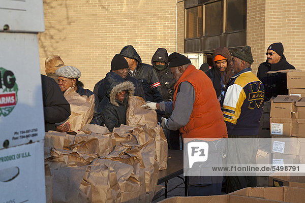 Die monatliche kostenlose Verteilung von Lebensmitteln für einkommensschwache Bewohner durch das Detroiter Department of Human Services  Detroit  Michigan  USA