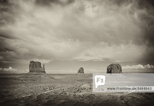 Aufziehender Sandsturm  Tafelberge West Mitten Butte  East Mitten Butte  Merrick Butte  Scenic Drive  Monument Valley  Navajo Tribal Park  Navajo Nation Reservation  Arizona  Utah  Vereinigte Staaten von Amerika  USA