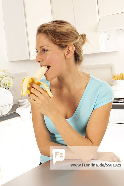 Frau Essen Bananen