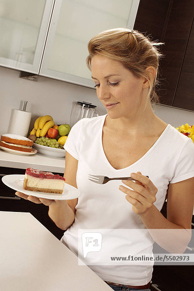 Frau In der Küche Eati Ng Cheesecake