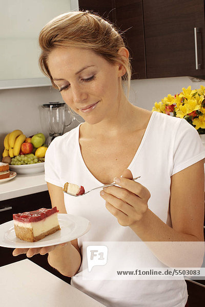Frau Küche essen essend isst Käsekuchen