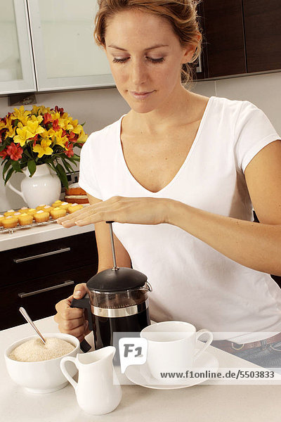 Frau In der Küche Kaffee vorbereiten