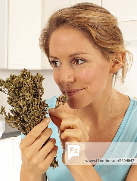 stinken Oregano Mädchen riechen