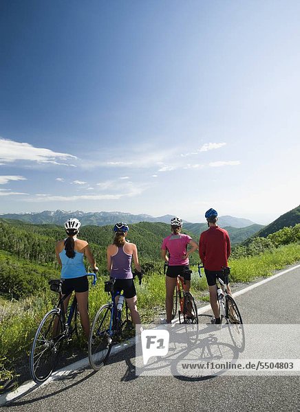 Radfahrer Aussicht betrachten an der Mountain road