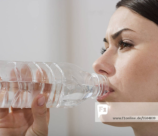 Close up of Woman trinken von Wasser-Flasche