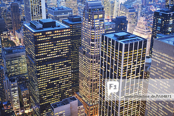 Luftbild von New York City in der Abenddämmerung