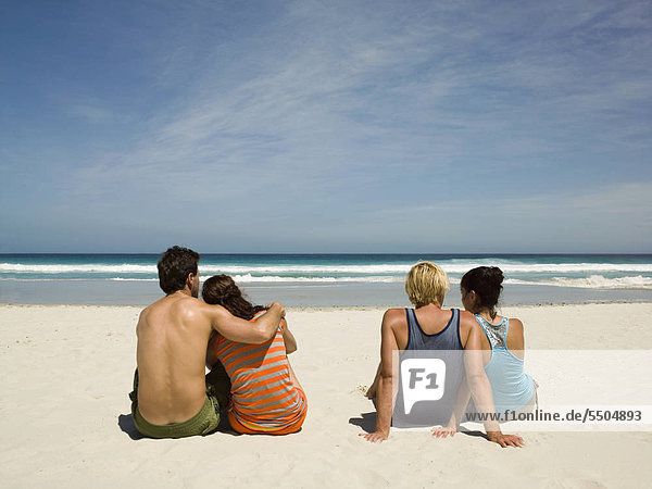 Zwei Paare am Strand