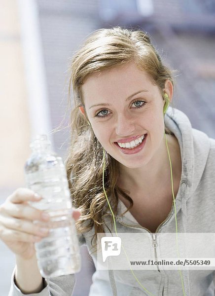 Junge Frau Trinkwasser nach Training