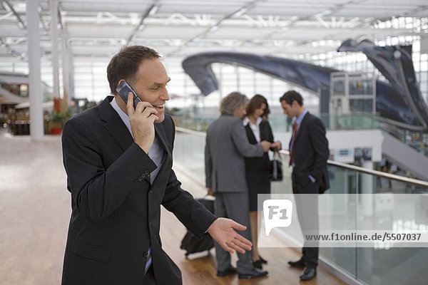Geschäftsmann telefoniert mit Handy