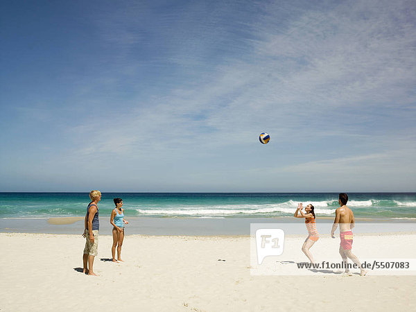Zwei Paare am Strand