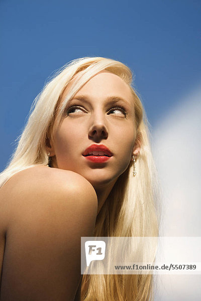 Attraktiv blond Caucasian young adult woman ärztin übermäßigschulter Porträt.
