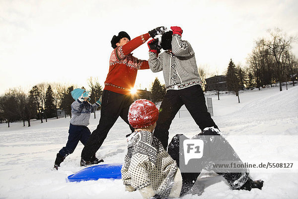 Caucasian Familie Spaß im Schnee spielen.