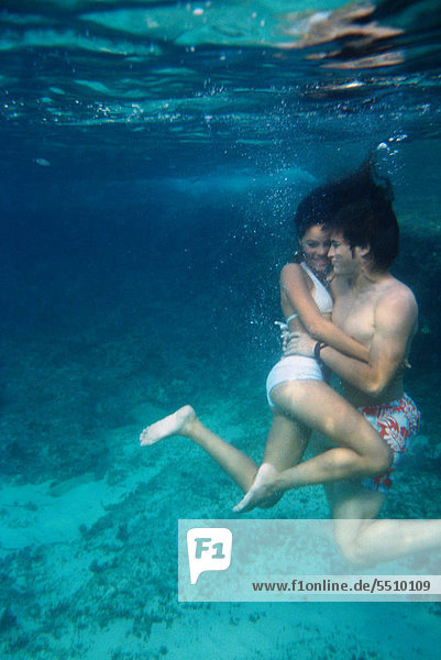 Junges Paar taucht im Meer