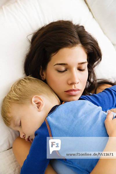 Caucasian Mitte erwachsen frau mit Kleinkind Sohn im Bett schlafen.