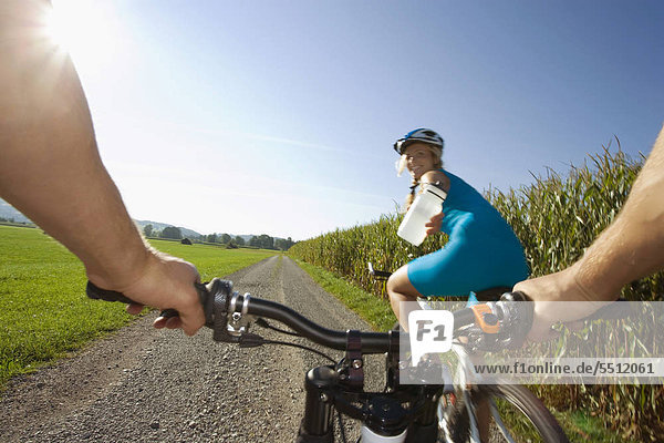 Wasser Frau geben radfahren Flasche Freund