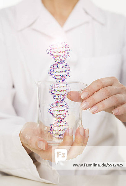 DNA im Becherglas holding hände