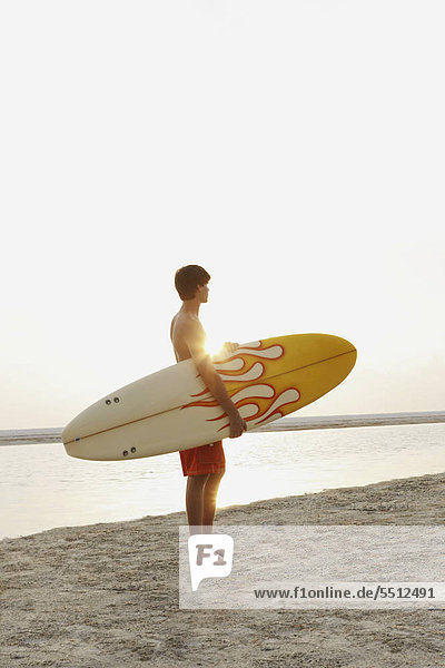 Jugendlicher Strand Junge - Person halten Surfboard