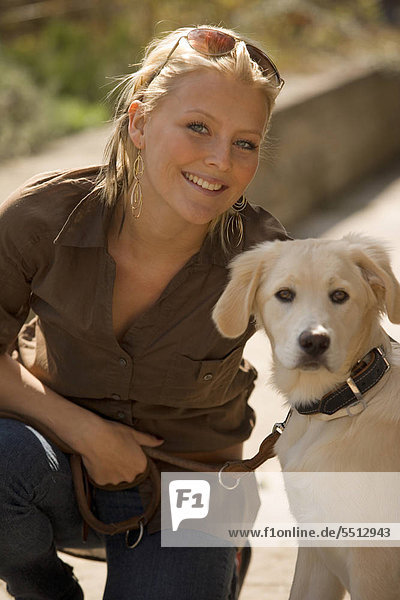 sitzend junge Frau junge Frauen Portrait Hund