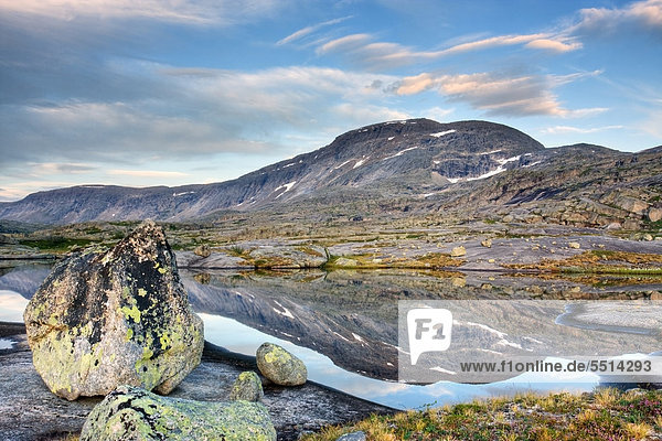 Lagune mit dem R·gotjÂhkkÂ  Ragotjahkka Massiv  Rago-Nationalpark  Nordland  Norwegen  Skandinavien  Europa