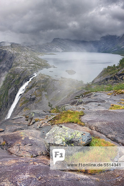 Litlverivassforsen Wasserfall und Litlverivatnet See  Bassej·vrre See  Rago-Nationalpark  Nordland  Norwegen  Skandinavien  Europa