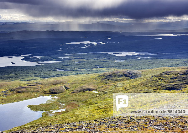 Landschaft um den Gaska-Bieljaure See und den Badje-Bieljaure See  vom aus Pieljekaise Hügel aus gesehen  Pieljekaise Nationalpark  Norrbotten  Schweden  Skandinavien  Europa