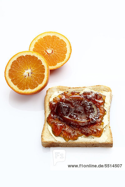 Scheibe Toastbrot mit hausgemachter Orangenmarmelade