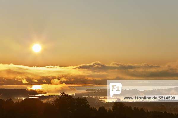 Chiemsee im Sonnenaufgang Blick von Ratzinger Höhe Chiemgau Oberbayern Bayern Deutschland Europa