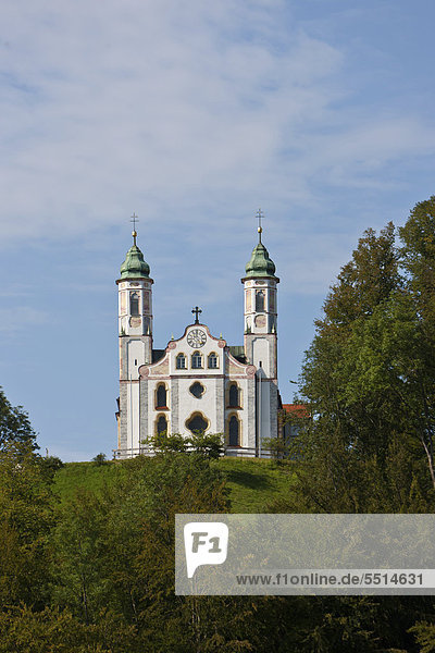Blick auf die Leonhardskapelle und Kirche Heilig Kreuz  Kalvarienberg  Bad Tölz  Oberbayern  Bayern  Deutschland  Europa  ÖffentlicherGrund