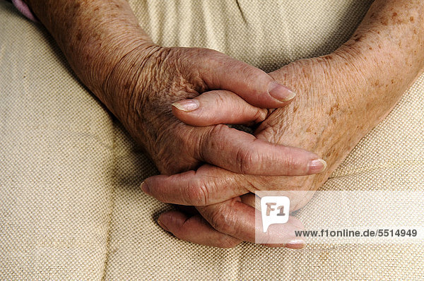 Alte faltige Hände einer 80-jährigen Frau