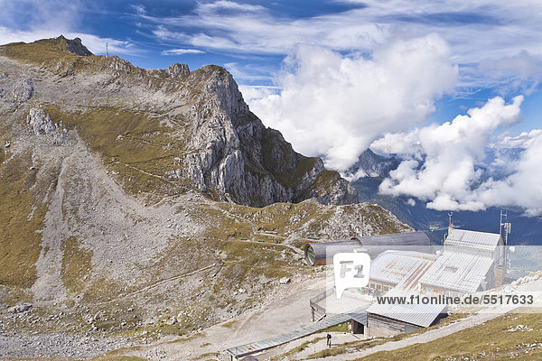 Naturinformationszentrum Bergwelt Karwendel  mit einem Gebäude in Form eines gigantischen Fernrohrs  Alpen  Bayern  Deutschland  Europa