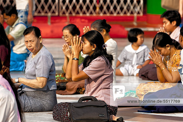 Betende Frauen Shwedagon Pagode Yangon Myanmar Burma Birma Südostasien