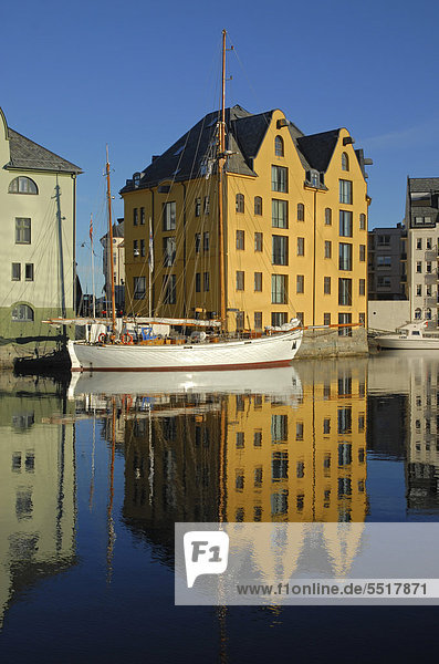 Fischereihafen Fischerhafen Binnenhafen Segeln Wasser Europa Wohnhaus Ruhe gelb Boot Spiegelung Norwegen Alesund