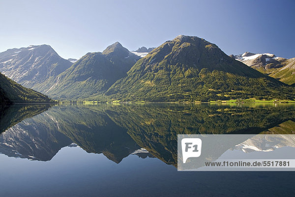 Die Berge rund um den See Strynevatnet spiegeln sich im ruhigen Wasser  von Hjelle aus gesehen  Loen  Provinz Sogn og Fjordane  Norwegen  Europa