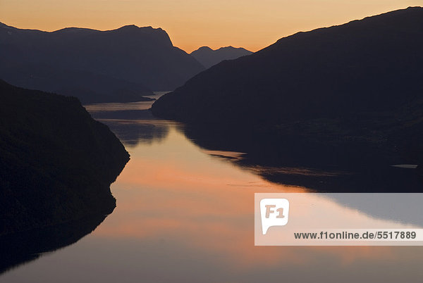 Sonnenuntergang über dem Innvikfjord  ein Teil des Nordfjords  S¯lvberg  Solvberg  BlaksÊter  Blaksaeter  Provinz Sogn von Fjordane  Norwegen  Europa