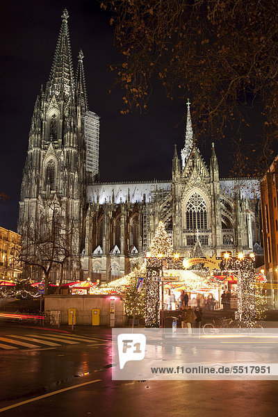 Christmas market in front of Cologne Cathedral  Domplatte square  Cologne  Rhineland  North Rhine-Westphalia  Germany  Europe  PublicGround