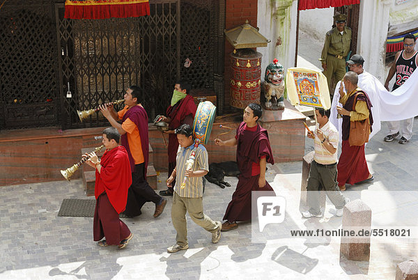 Pilger umrunden Stupa von Bodnath  Kathmandu  Nepal  Asien