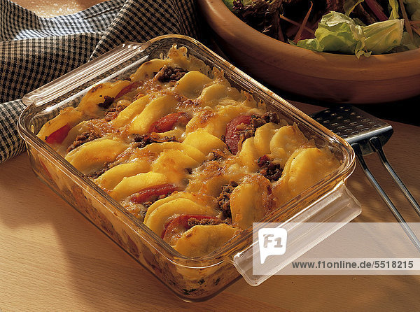 Apulischer Kartoffelauflauf  mit gemischtem Hackfleisch und Tomaten  mit Pecorino-Käse überbacken  Italien  Rezept gegen Gebühr erhältlich