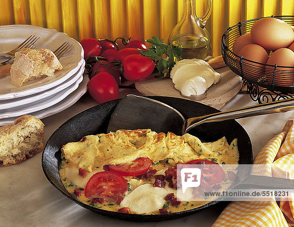 Tomaten-Mozzarella-Omelett  mit Räucherspeck  Italien  Rezept gegen Gebühr erhältlich