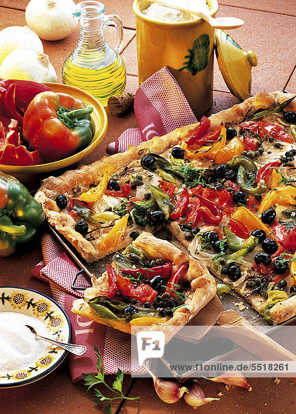 Pizza mallorquinische Art  mit Gemüse und Oliven  Spanien  Rezept gegen Gebühr erhältlich
